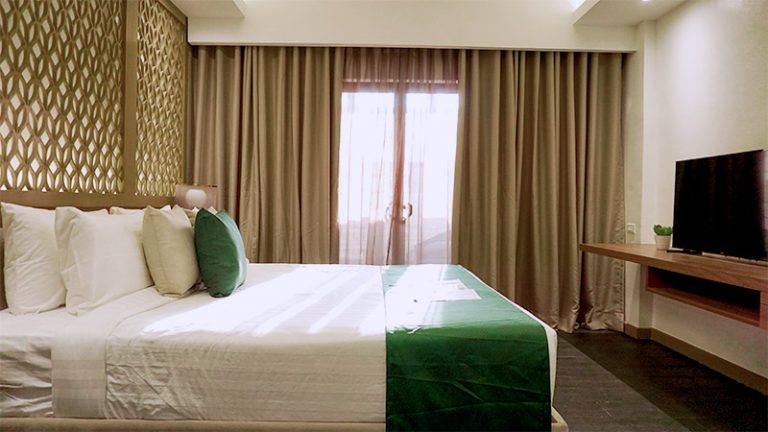 Executive Suite - Living